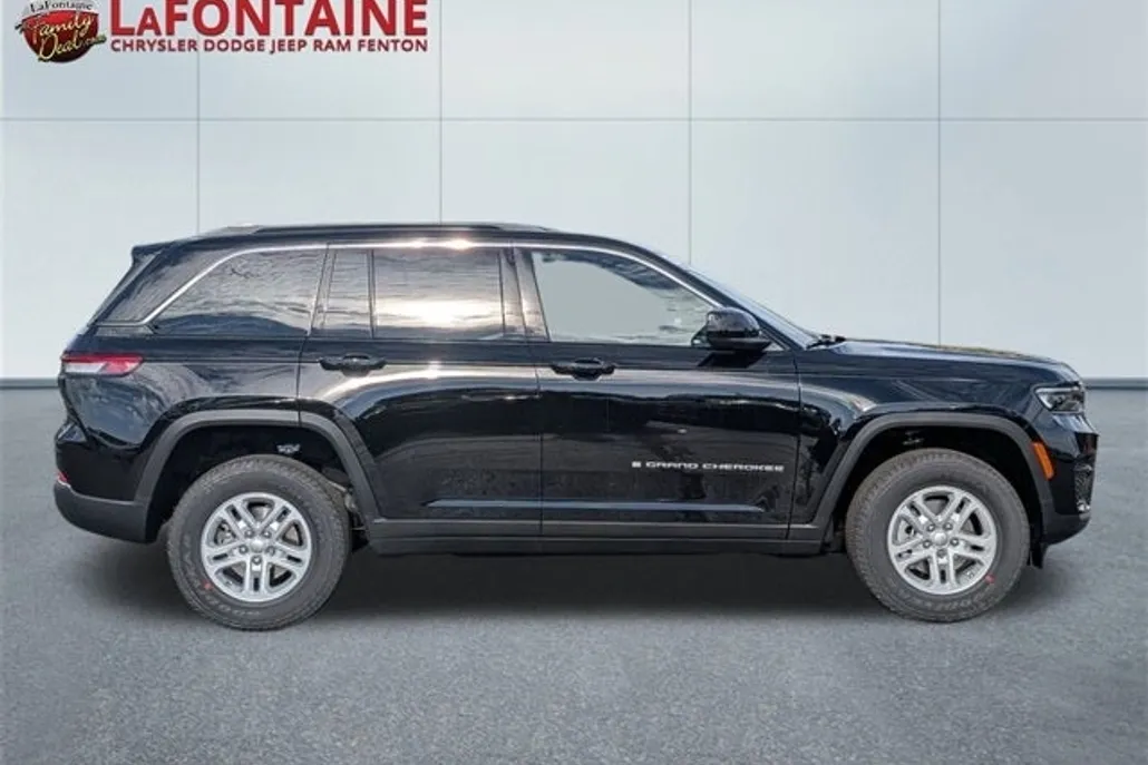 2025 Jeep Grand Cherokee Laredo photo 1
