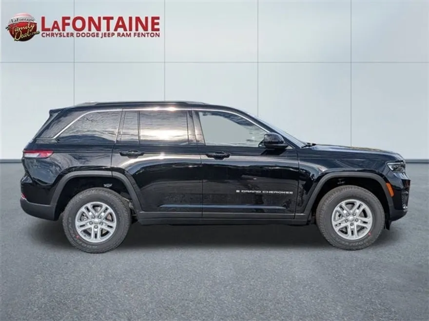 2025 Jeep Grand Cherokee Laredo photo 1