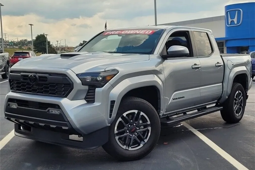 2024 Toyota Tacoma photo 1