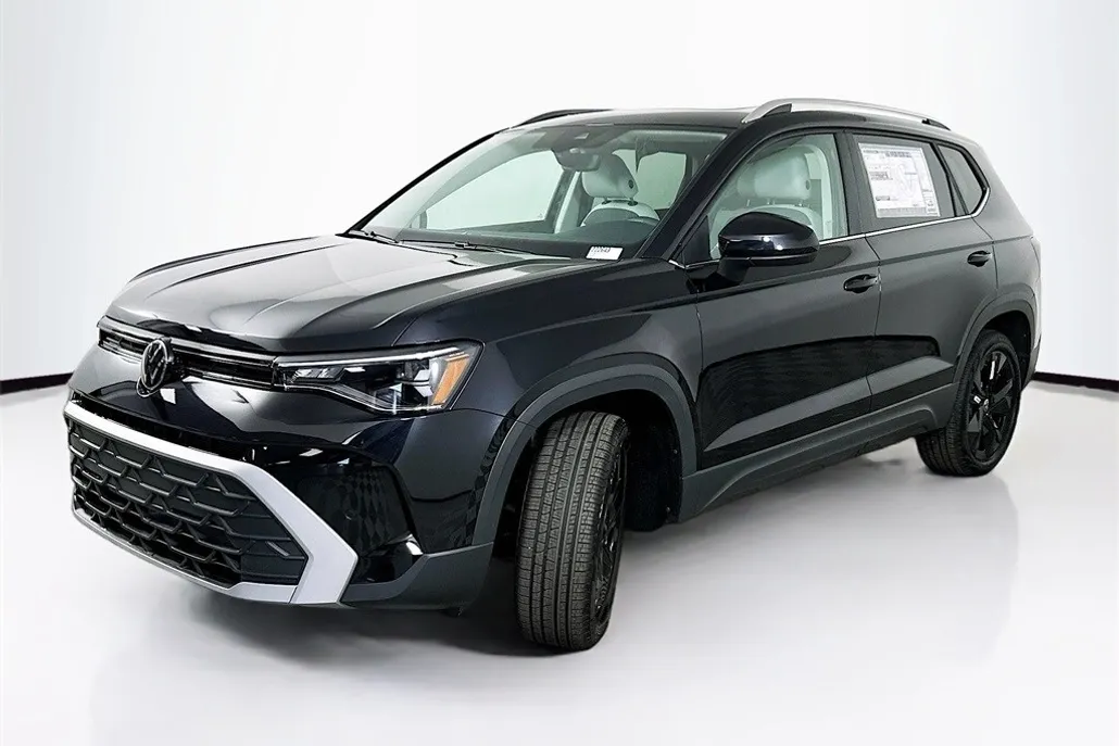 2025 Volkswagen Taos SE photo 1