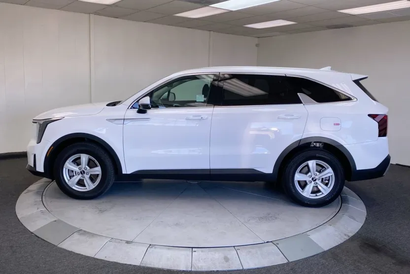 2025 Kia Sorento LX photo 1