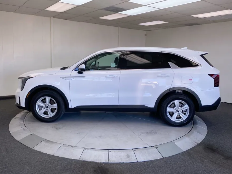 2025 Kia Sorento LX photo 1