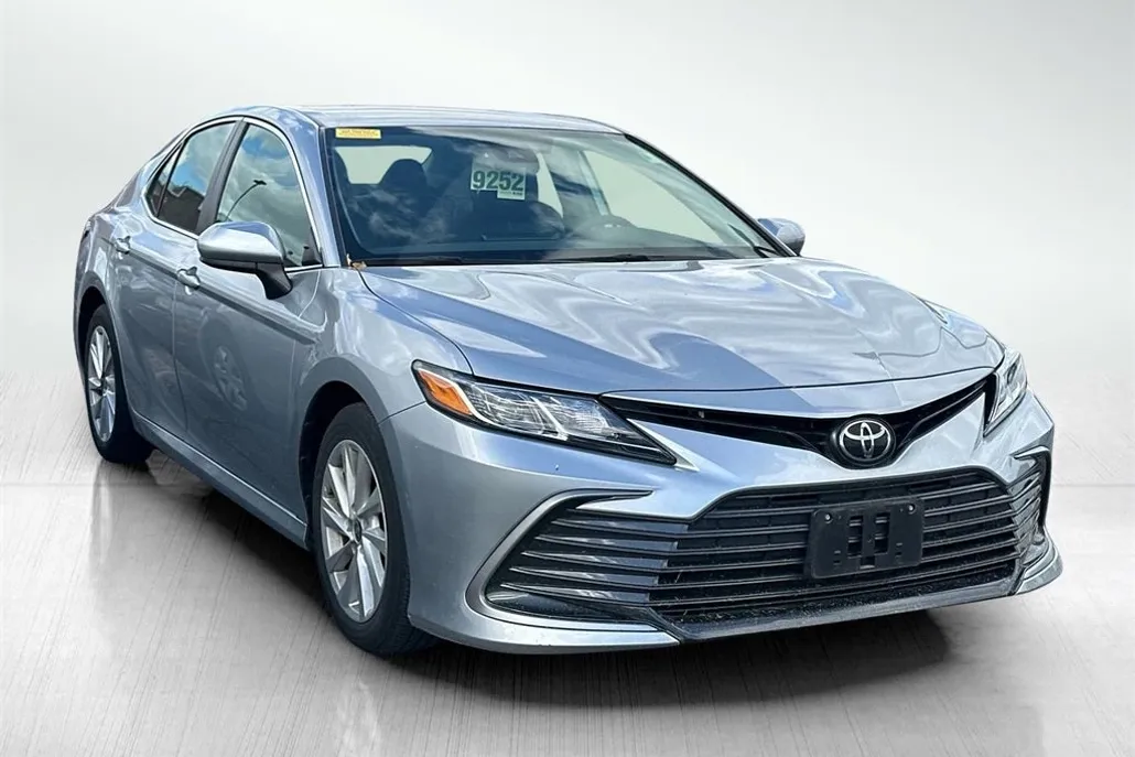 2023 Toyota Camry LE photo 1