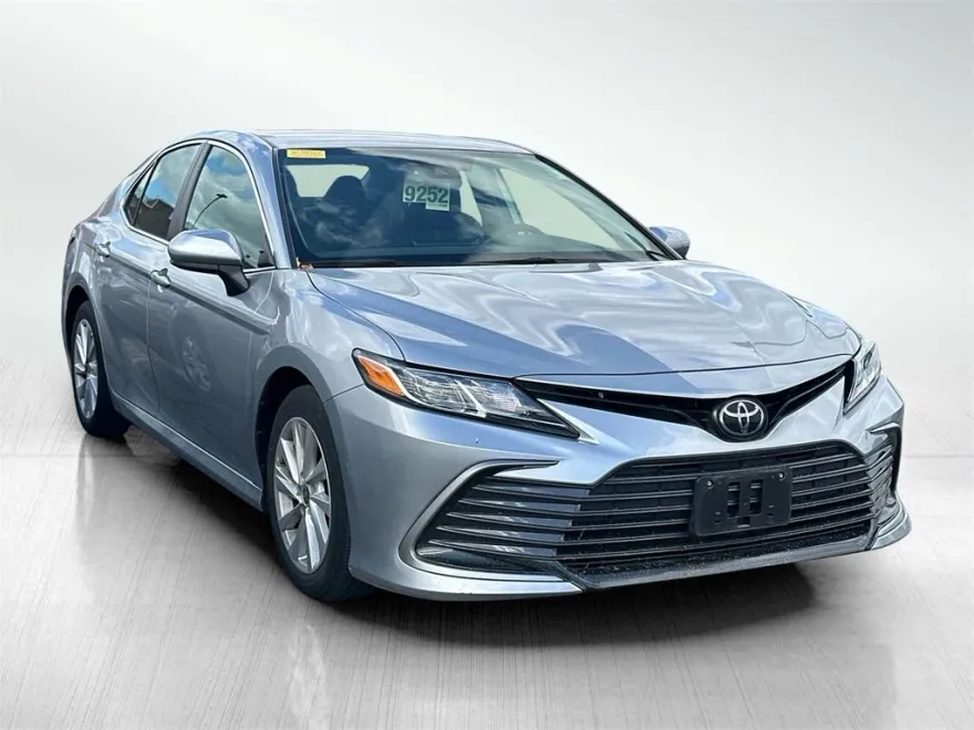 2023 Toyota Camry LE photo 1