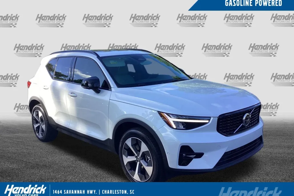 2026 Volvo XC40 AWD Core photo 1