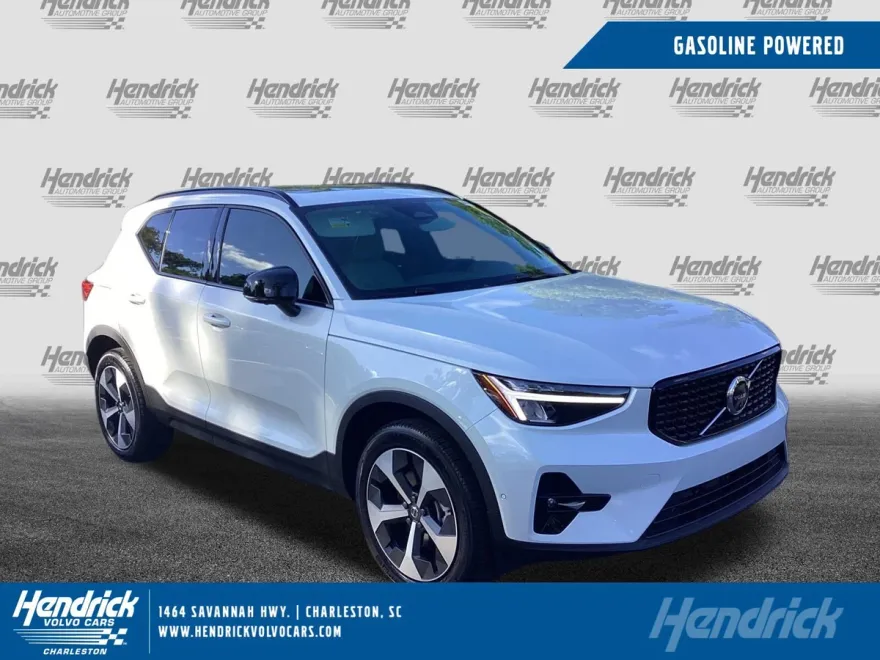 2026 Volvo XC40 AWD Core photo 1