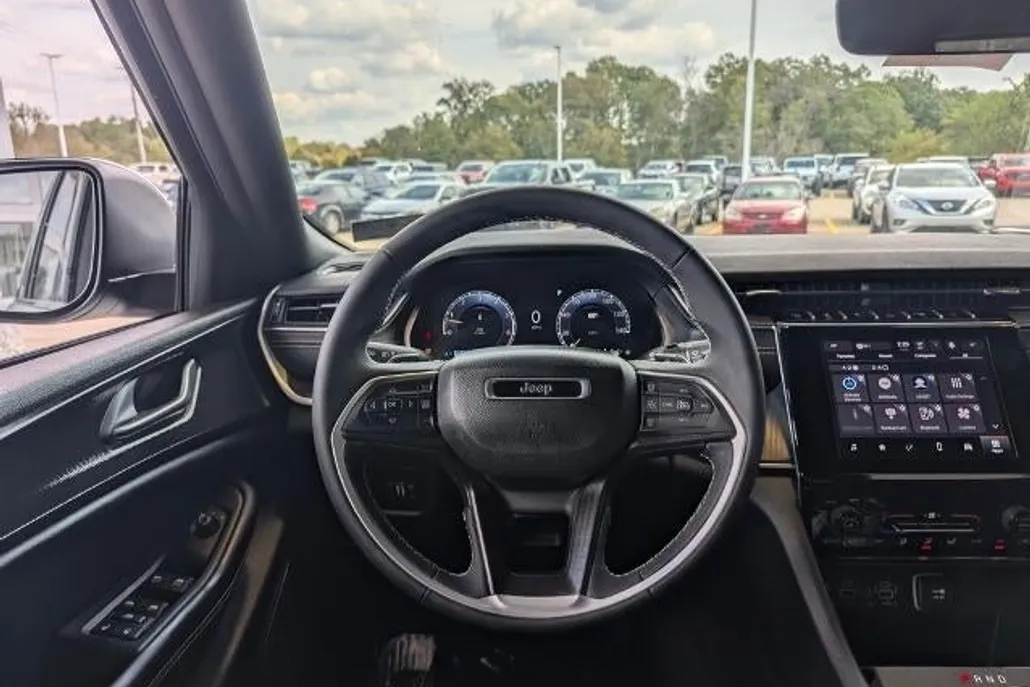 2025 Jeep Grand Cherokee Laredo photo 1