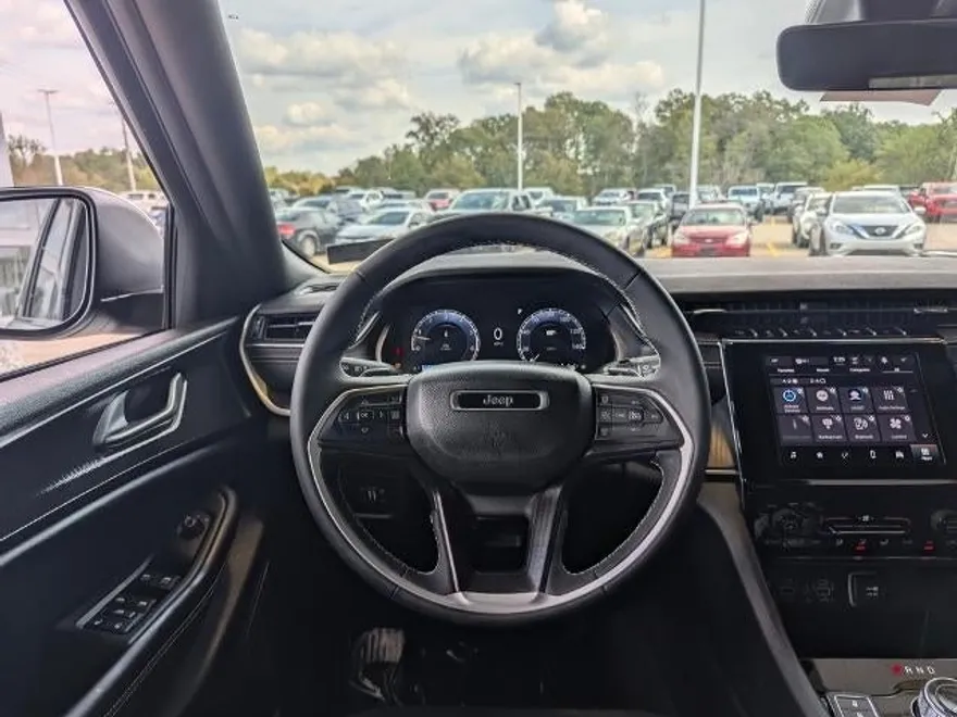 2025 Jeep Grand Cherokee Laredo photo 1