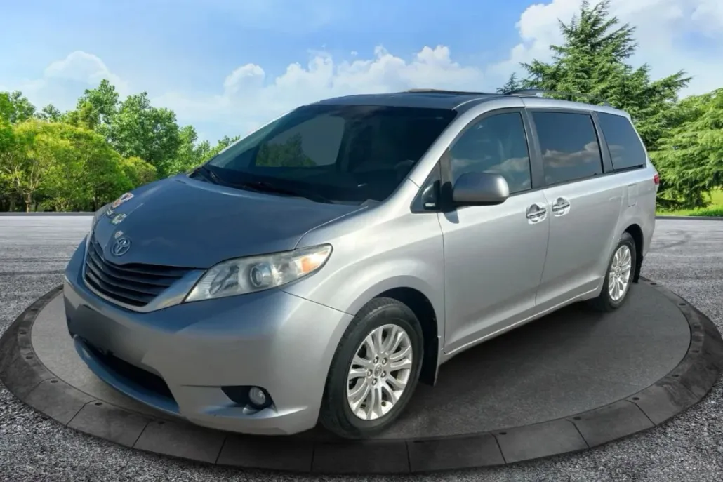 2011 Toyota Sienna XLE photo 1