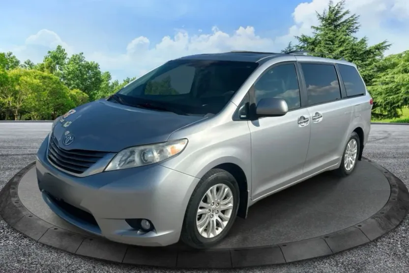 2011 Toyota Sienna XLE photo 1