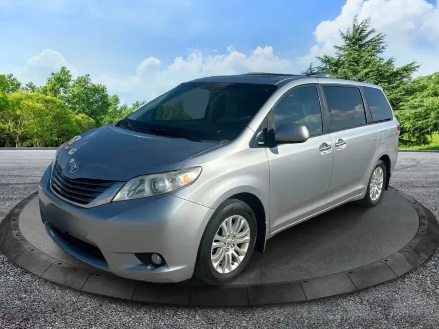 2011 Toyota Sienna XLE photo 1