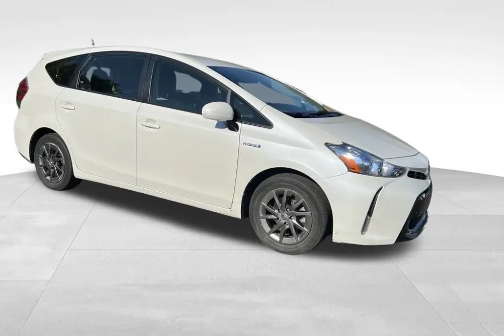 2017 Toyota Prius V Three photo 1