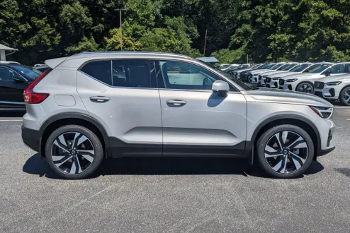 2025 Volvo XC40 Plus photo 3
