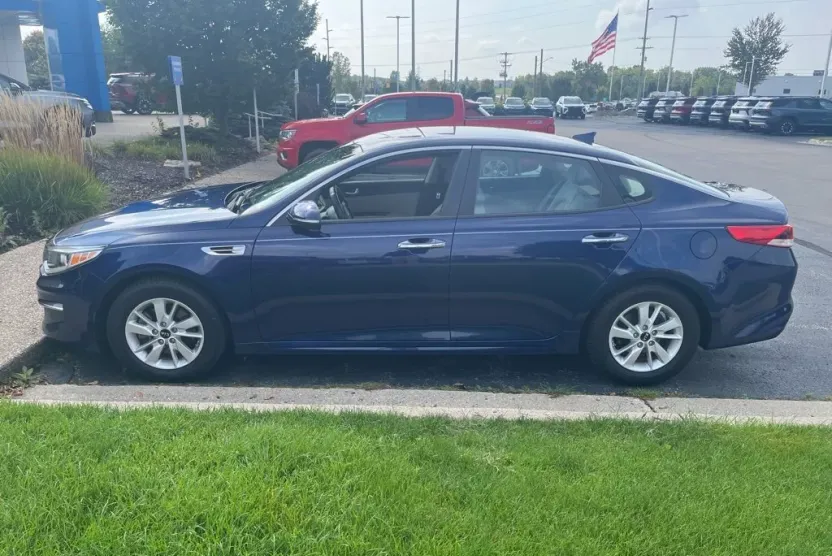 2016 Kia Optima LX photo 1
