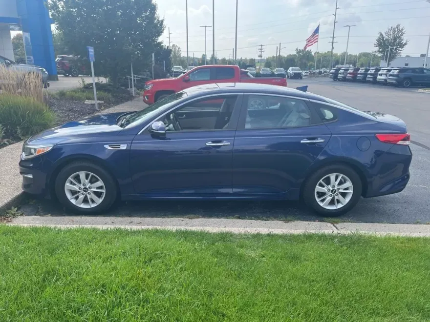 2016 Kia Optima LX photo 1