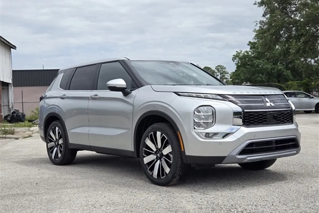 2025 Mitsubishi Outlander SE photo 1