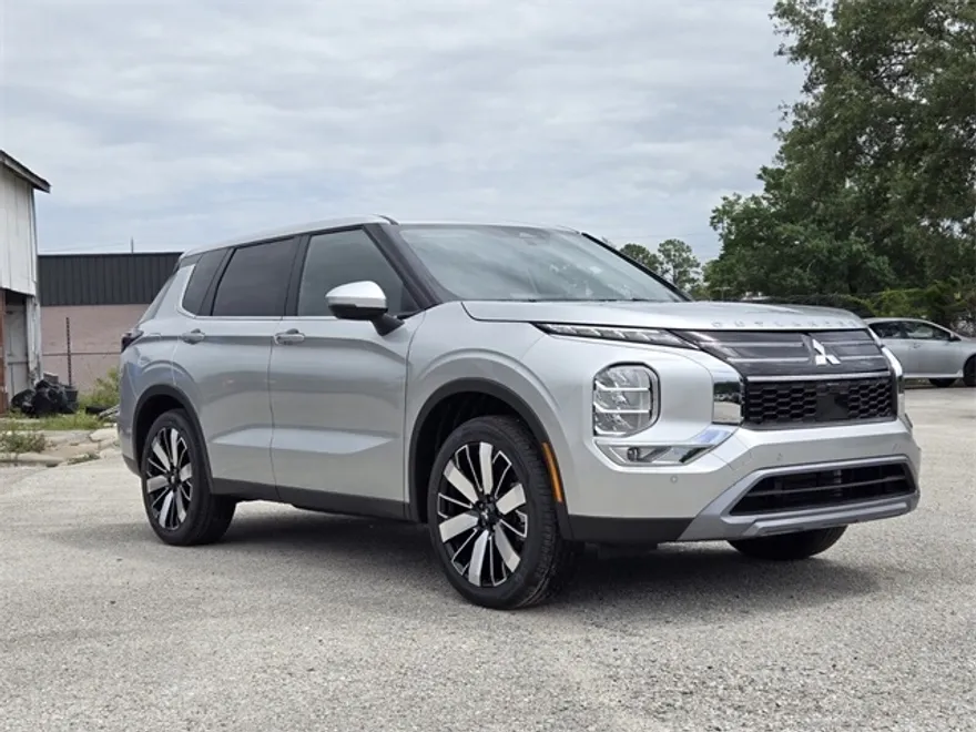 2025 Mitsubishi Outlander SE photo 1