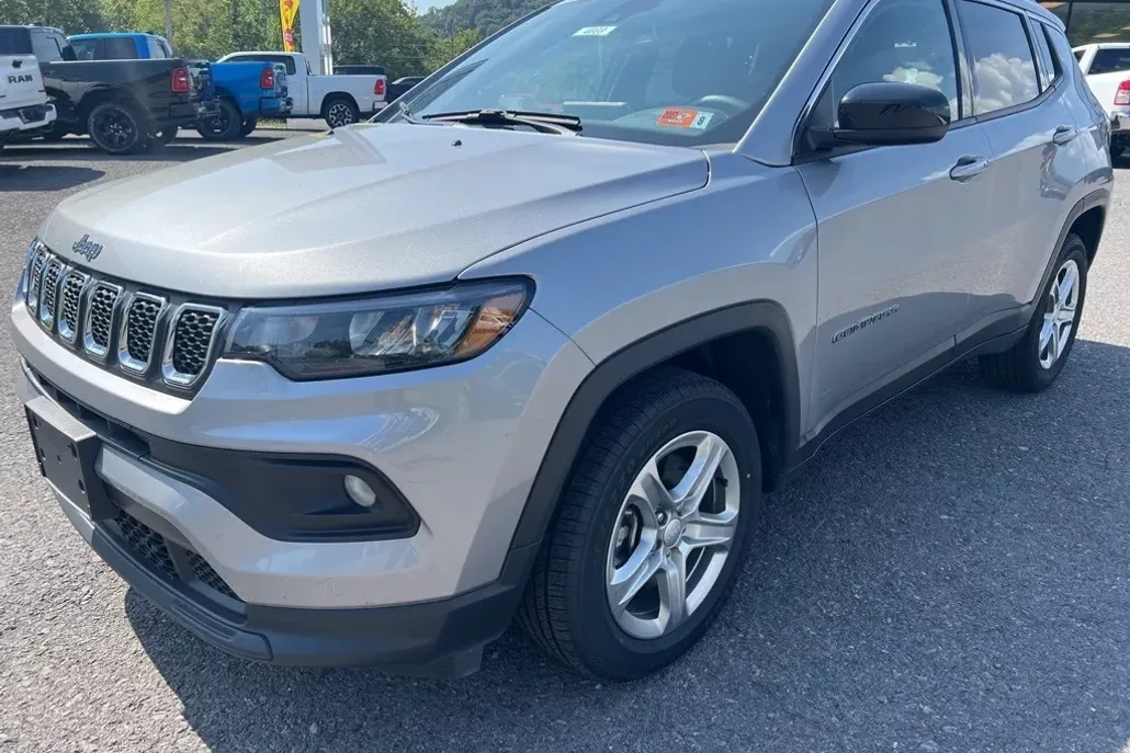 2024 Jeep Compass Latitude photo 1