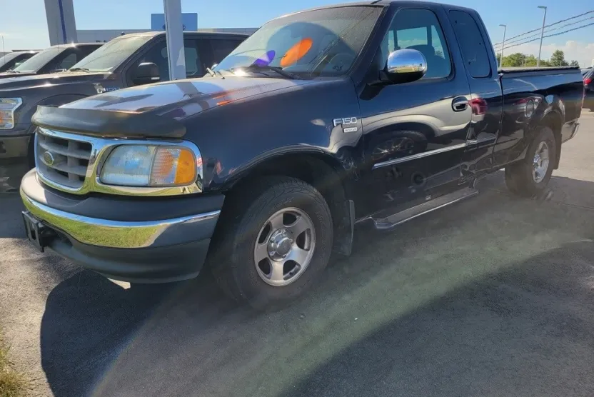 2002 Ford F-150 XLT photo 1