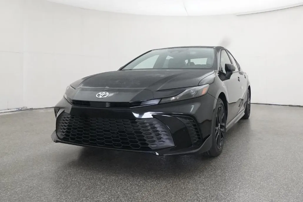 2025 Toyota Camry SE photo 1