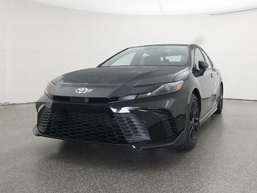 2025 Toyota Camry SE photo 1