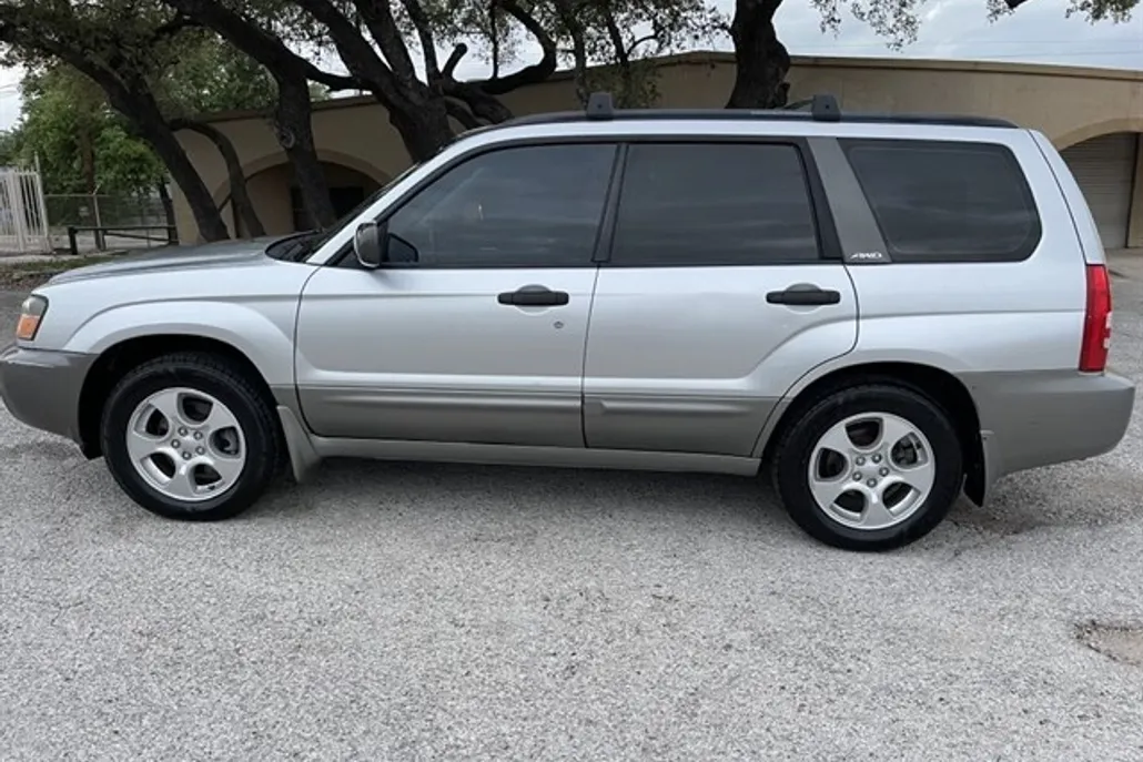 2003 Subaru Forester photo 1