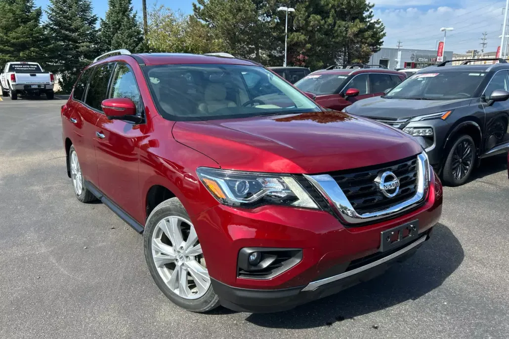 2019 Nissan Pathfinder SL photo 1