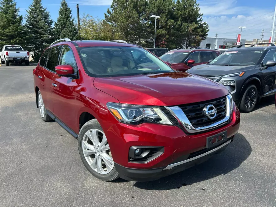 2019 Nissan Pathfinder SL photo 1