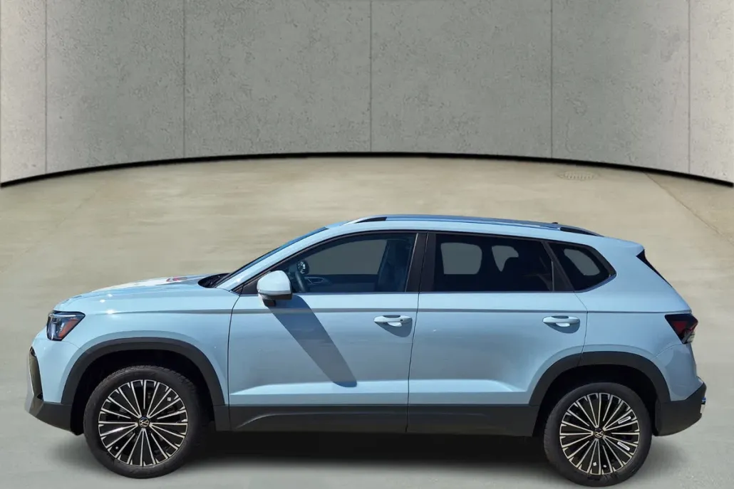 2025 Volkswagen Taos SE photo 1