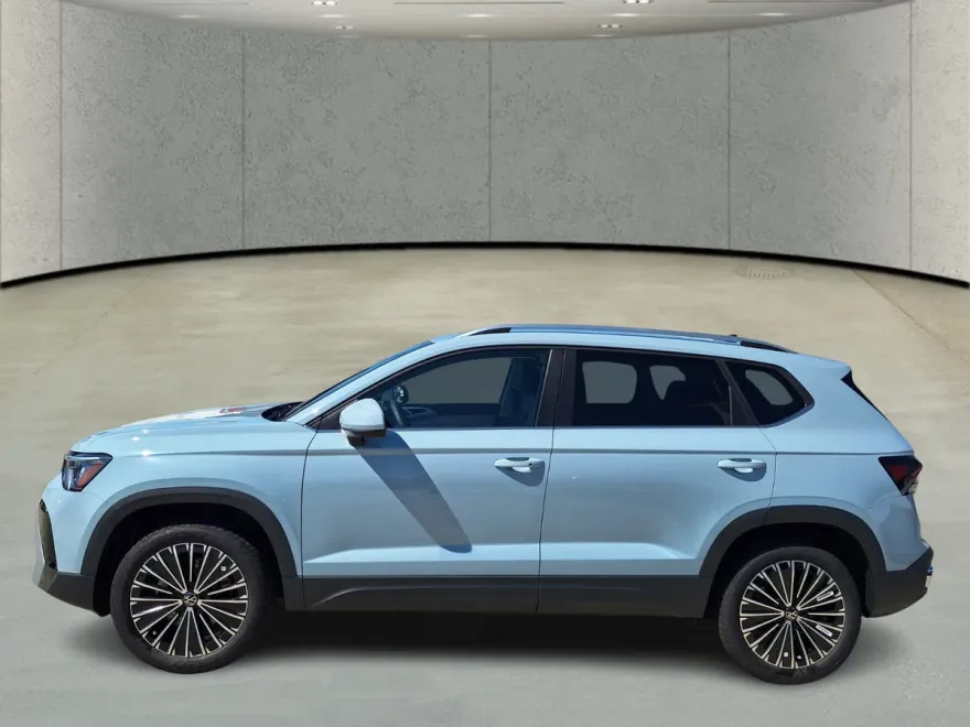 2025 Volkswagen Taos SE photo 1
