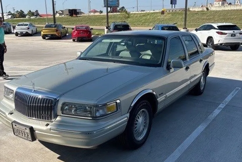 1997 Lincoln Town Car Signature photo 1