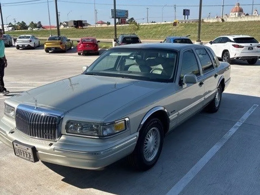 1997 Lincoln Town Car Signature photo 1