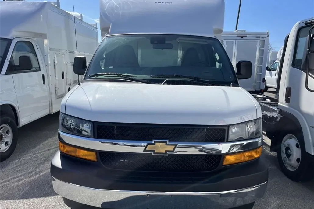 2025 Chevrolet Express Cutaway 3500 photo 1