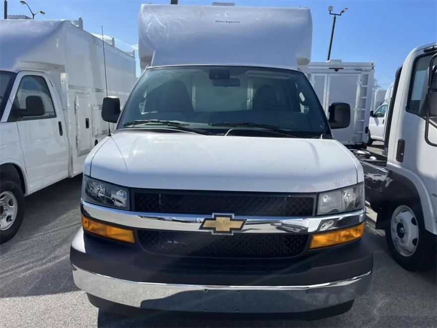 2025 Chevrolet Express Cutaway 3500 photo 1