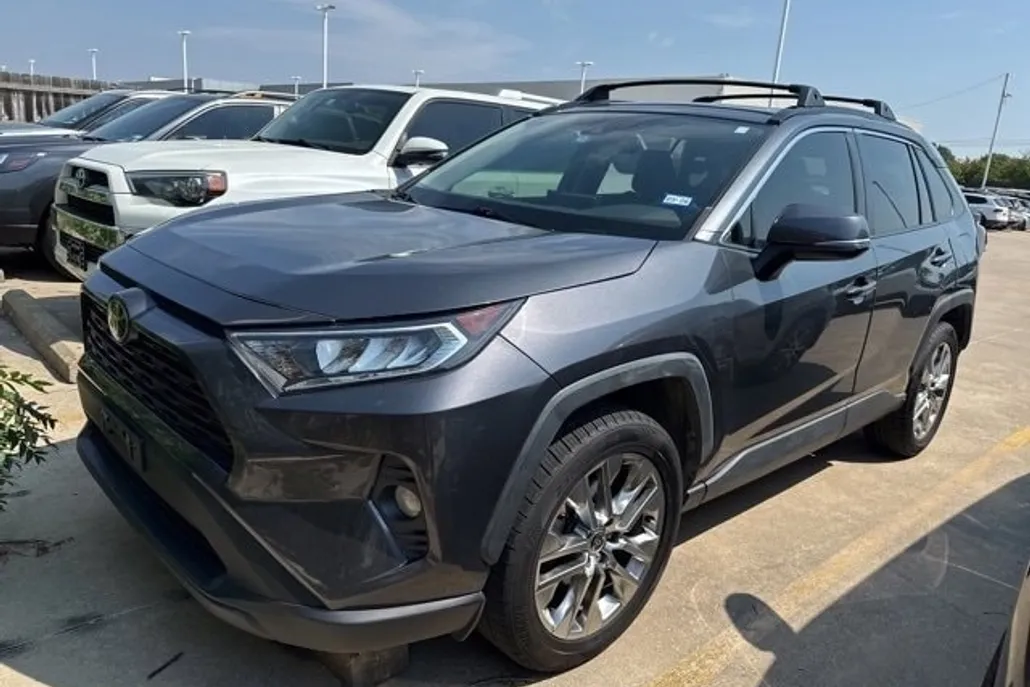 2020 Toyota RAV4 XLE Premium photo 1