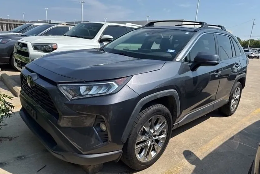2020 Toyota RAV4 XLE Premium photo 1