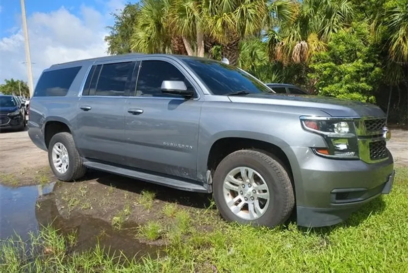 2019 Chevrolet Suburban LT photo 1