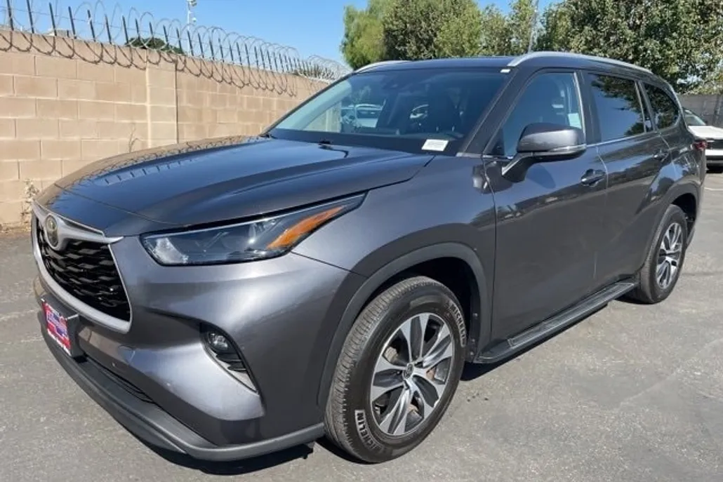2023 Toyota Highlander L photo 1