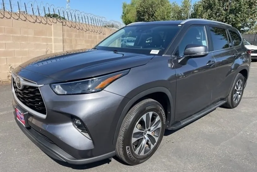 2023 Toyota Highlander L photo 1