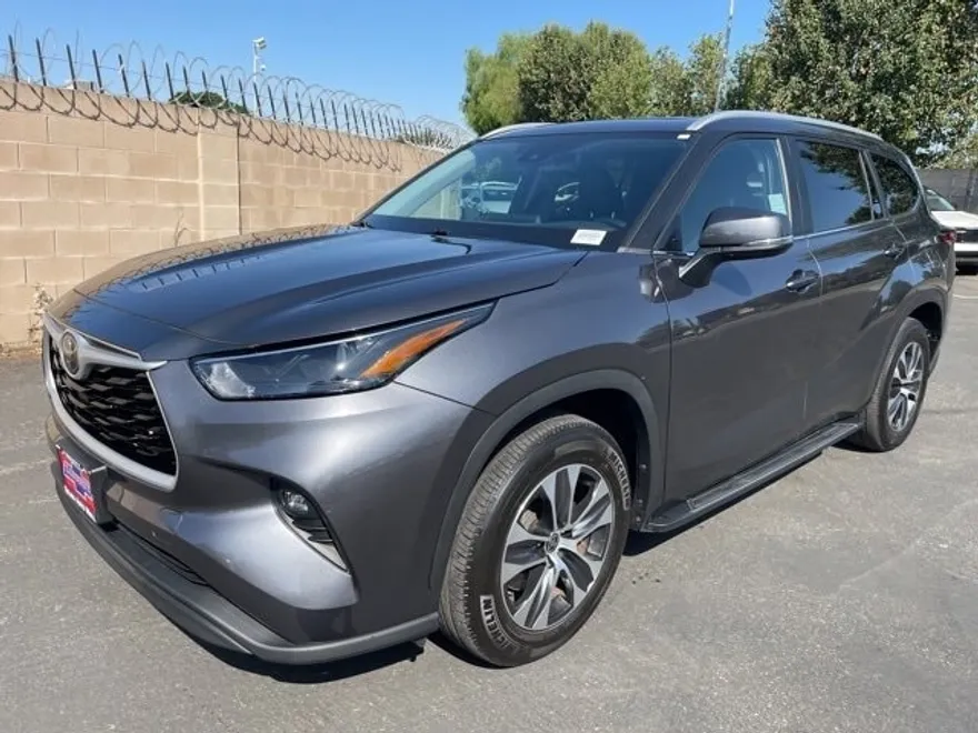 2023 Toyota Highlander L photo 1