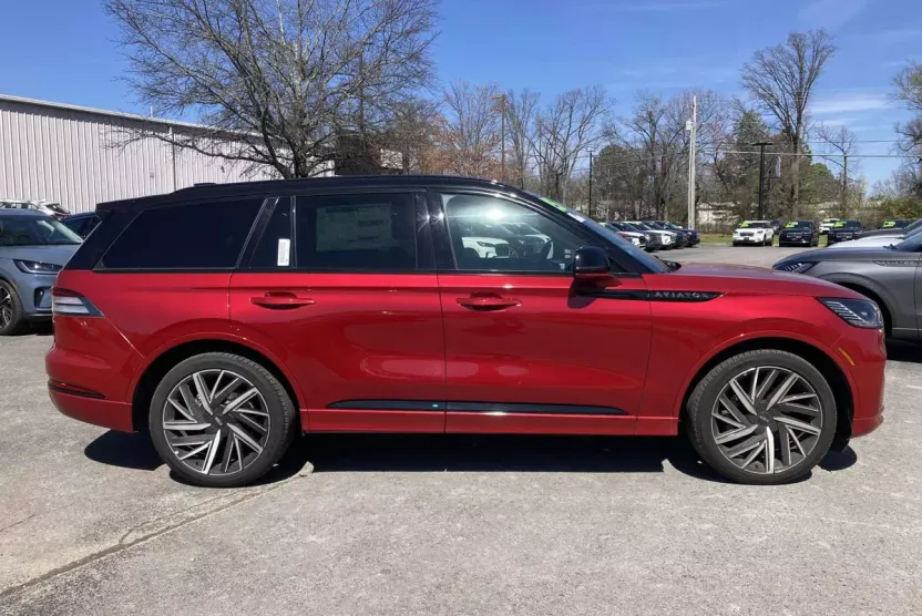 2025 Lincoln Aviator Black Label photo 1