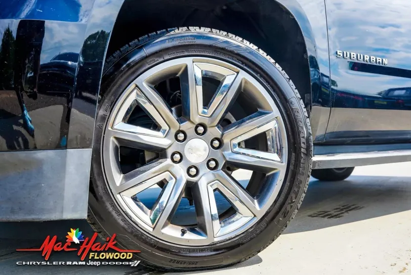 2019 Chevrolet Suburban LT photo 1