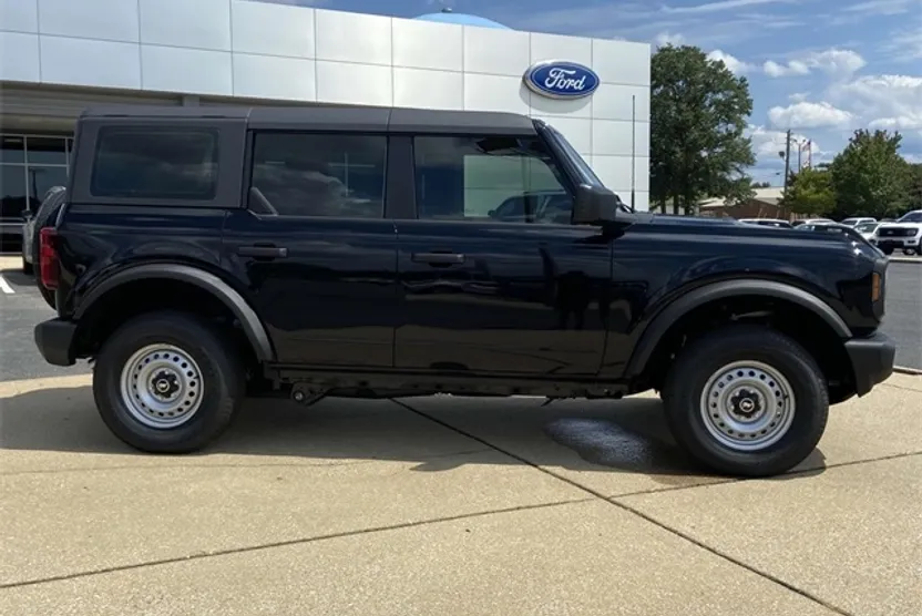 2025 Ford Bronco Base photo 1