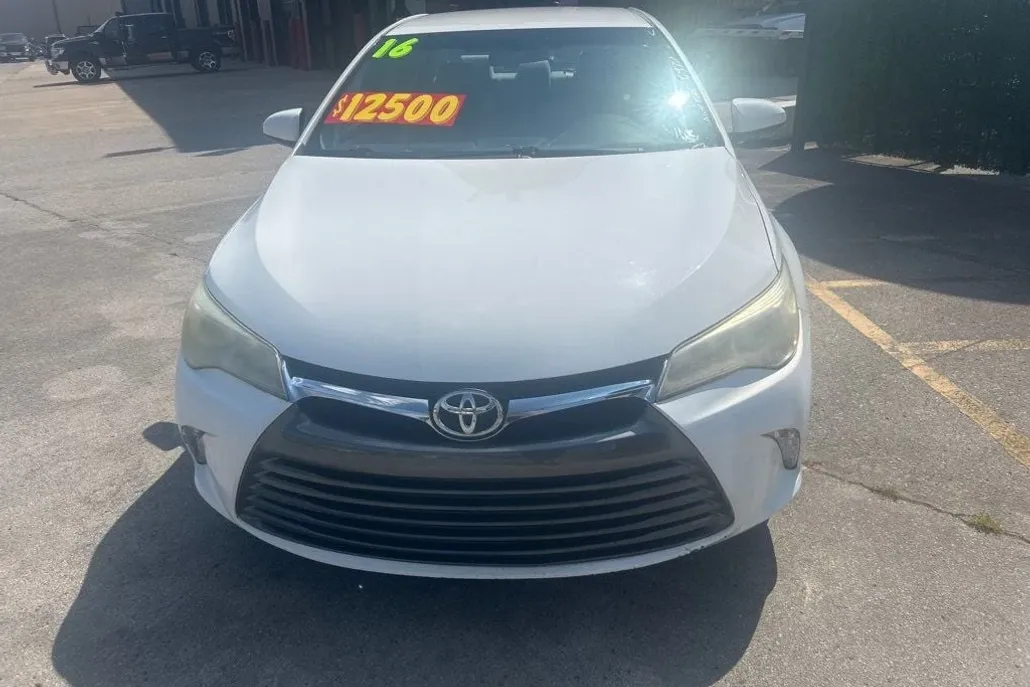 2016 Toyota Camry LE photo 1