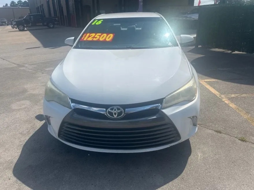 2016 Toyota Camry LE photo 1