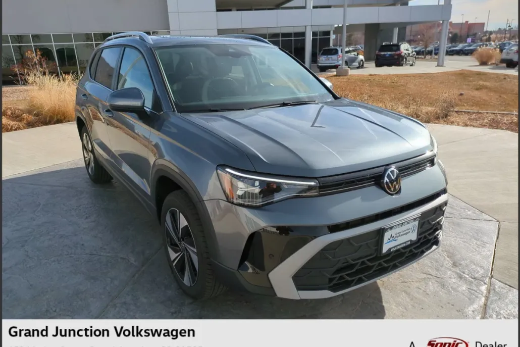 2025 Volkswagen Taos SE photo 1