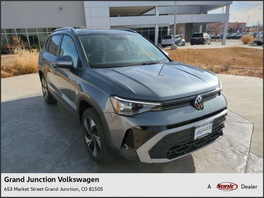 2025 Volkswagen Taos SE photo 1