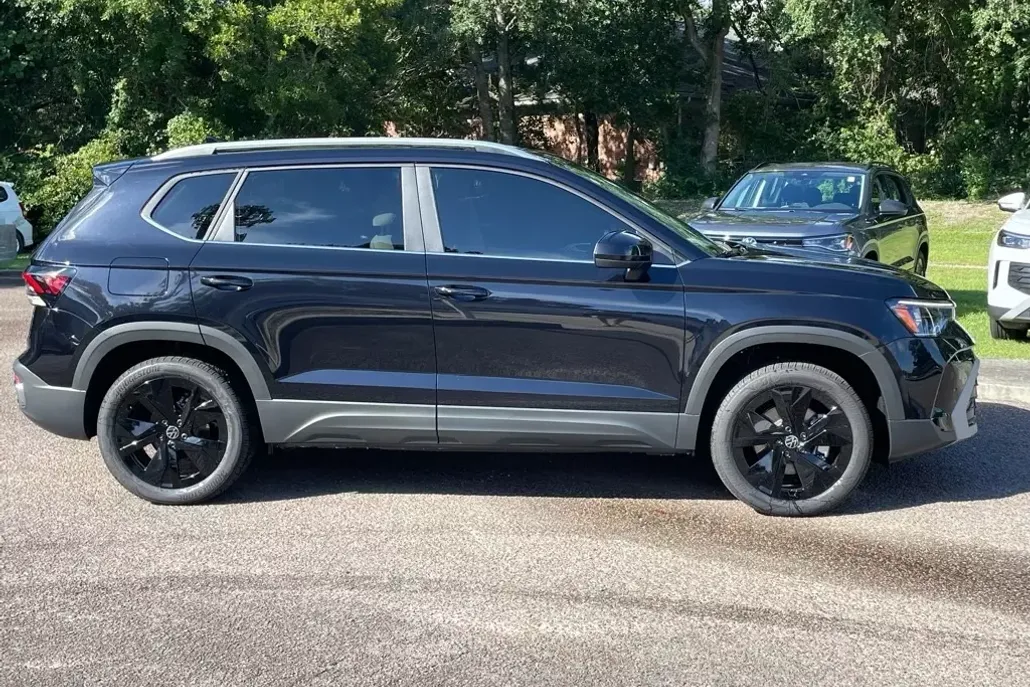 2025 Volkswagen Taos SE photo 1