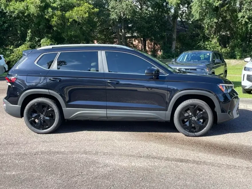 2025 Volkswagen Taos SE photo 1