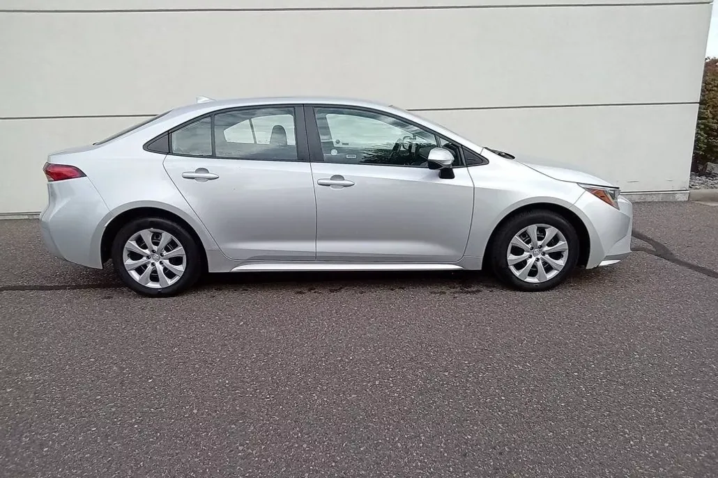 2024 Toyota Corolla LE photo 1